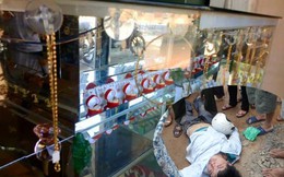Cướp tiệm vàng táo tợn: Từ đi xe đạp, ném hạt tiêu đến đi ô tô, cầm súng, kiếm