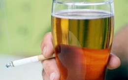 Uống rượu bia kèm hút thuốc lá: Nguy hiểm khôn lường!