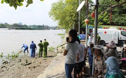 Xác người đàn ông mặc quần jean đang phân hủy trên sông Sài Gòn