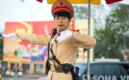Nữ CSGT Hà Nội căng mình chống tắc đường ngày cận Tết