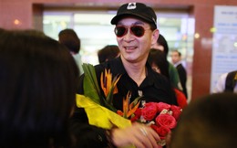 'Tôn Ngộ Không' chào fan kiểu xì-tin ở sân bay Nội Bài