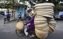 Báo tây "lác mắt" vì tài chở hàng bằng xe máy ở VN