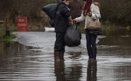 Chùm ảnh: Người dân Anh sơ tán trong đợt mưa lũ kỷ lục