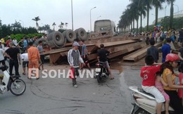 Xe container chở thanh sắt chổng vó bất ngờ, người dân khiếp vía