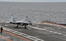 Tiêm kích MiG-29KUB "vấp ngã" trên tàu sân bay Ấn Độ