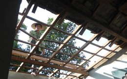 Lốc xoáy kèm theo mưa đá thổi bay hàng trăm nóc nhà dân
