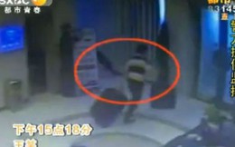 Đòi chia tay, thiếu nữ bị bạn trai nhốt vào vali