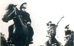 Hình ảnh Đại tướng Võ Nguyên Giáp và Hưng Đạo Vương trên chiến mã
