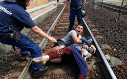 24h qua ảnh: Cả gia đình nằm giữa đường ray vì sợ vào trại tị nạn