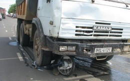 Bị xe tải kéo lê hơn 50m, 2 người thoát chết hi hữu