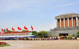 Hàng ngàn người xếp hàng vào Lăng viếng Bác nhân dịp sinh nhật lần thứ 125 của Người