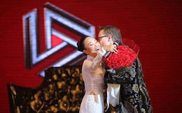 Chồng Đoan Trang mặc áo cưới hôn vợ giữa sân khấu