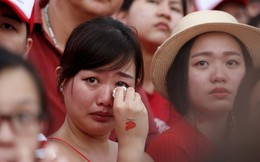 24h qua ảnh: Cô gái xúc động khóc trong ngày quốc khánh Singapore