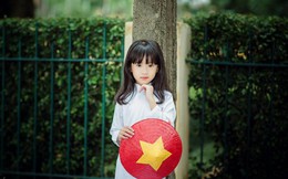 Hình ảnh rung động lòng người của cô bé Hà Nội trong bộ áo dài
