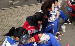 Căng tin "cao cấp" chỉ phục vụ giáo viên, học sinh... ra vỉa hè