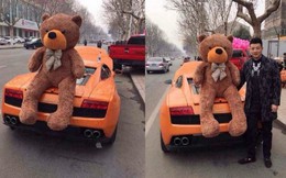Chàng trai đi Lamborghini chở theo gấu bông và hoa hồng cầu hôn bạn gái