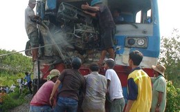 Tàu hỏa tông xe tải, tài xế gãy 2 chân kẹt trong buồng lái