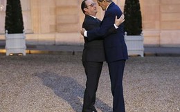 Cái ôm "ngượng nghịu" giữa Tổng thống Pháp và Ngoại trưởng Mỹ