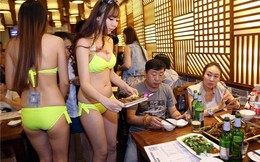 “Bỏng mắt” dàn người mẫu diện bikini phục vụ cháo ở cửa hàng