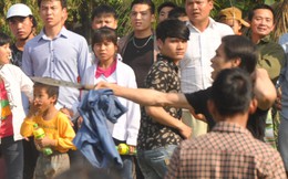 ​Vung dao giữa lễ hội cướp phết cầu may