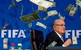600 đô la TIỀN THẬT ném vào mặt Blatter được trả lại không thiếu một xu