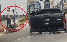 Tài xế ôtô đạp người đi xe máy văng khỏi xe vì bị tạt đầu