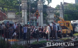 Hà Nội: Tàu hỏa húc tung ô tô chở 6 người trước cổng chùa