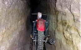 Trùm ma túy Guzman ngang nhiên cưỡi mô tô trong đường hầm tẩu thoát