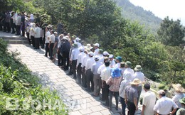 Mặc nắng nóng, hàng ngàn người vẫn trật tự viếng mộ Đại tướng