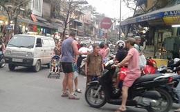 Tiếng gọi thất thanh của người bán hàng rong và hành động bất ngờ trên phố Hà Nội