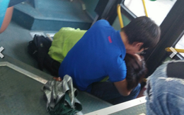 Hành động quá phản cảm trước cửa xe bus của cặp đôi trẻ