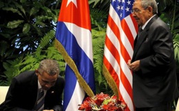 Khoảnh khắc kỳ lạ Chủ tịch Castro nắm cổ tay ông Obama