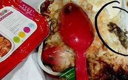 Kinh hoàng phát hiện "vật thể lạ" trong đồ ăn trên chuyến bay của AirAsia