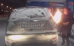 Phát hoảng với người phụ nữ bật lửa soi... bình xăng