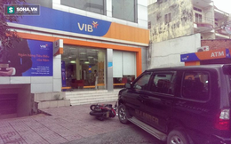 Khách hàng thả vật nghi lựu đạn khói tại ngân hàng