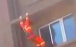 Lính cứu hỏa TQ đạp cô gái tự tử bay ngược vào phòng