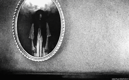 Khoa học chứng minh: Nhìn chằm chằm vào gương ban đêm sẽ gây ảo giác quái dị!