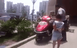 Bố đánh bà dã man ngay trước mặt con trẻ khiến người xem phẫn nộ