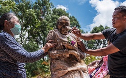 Rợn tóc gáy với nghi lễ đào mộ và mặc quần áo mới cho người chết tại Indonesia