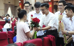 Nữ sinh Báo chí bất ngờ được 9 chàng trai cùng 1 lúc tặng hoa