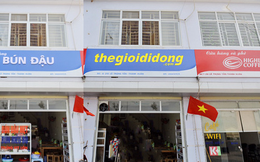 Đồng phục biển quảng cáo: "Dáng dấp của thời kinh tế bao cấp"