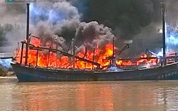 Tàu cá tiền tỷ bất ngờ bốc cháy dữ dội rồi chìm nghỉm xuống sông