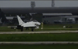 "Dựng tóc gáy" trước màn đốt lốp của tiêm kích EF-2000 Typhoon trị giá 150 triệu USD!