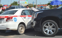 Va chạm siêu xe Cadillac Escalade ở gần sân bay Nội Bài, xe taxi nát đầu, tài xế bị thương nặng