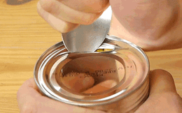 Làm thế nào mở nắp hộp chỉ bằng một chiếc muỗng?