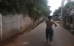 Rùng mình clip người đàn ông tay không bắt rắn hổ mang giữa phố