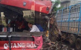 Nam Định: Hàng chục hành khách thất thanh khi xe khách mất lái, đâm xe tải