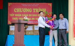 Báo Trí thức trẻ trao tặng sách cho học sinh trường Chu Phan