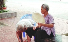 Đôi vợ chồng già ngồi nghỉ ở khu đô thị khiến ai qua cũng phải ngoái lại