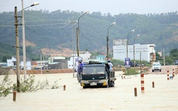 Phó Thủ tướng Trịnh Đình Dũng thị sát tình hình mưa lũ miền Trung